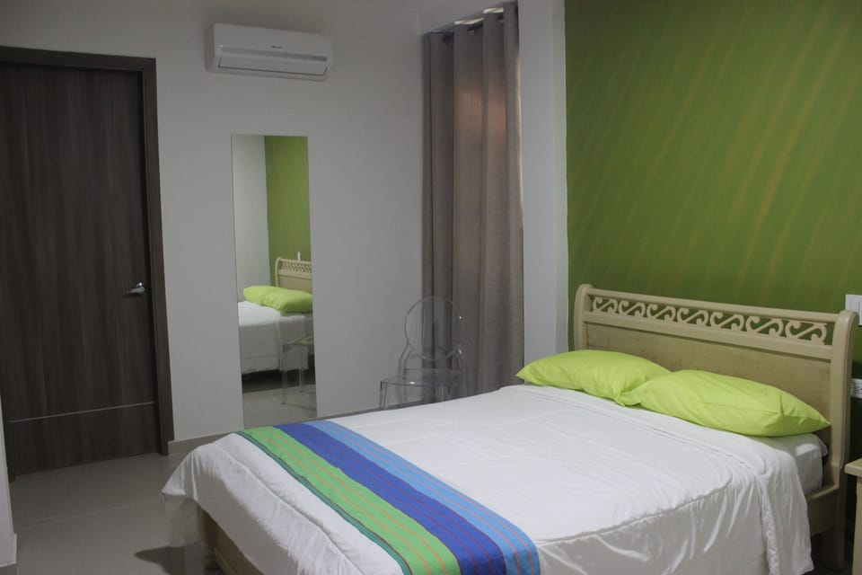 Comfort Suite, 1 Queen Bed, Hot Tub, Garden View | Minibar, desk, rollaway beds (surcharge), WiFi (free)