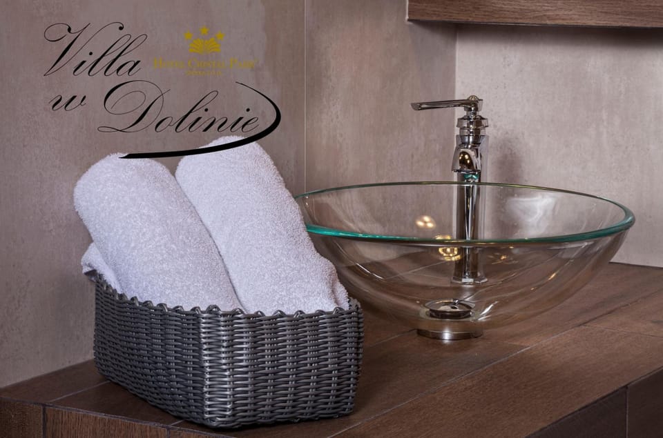 Combined shower/tub, free toiletries, hair dryer, bathrobes