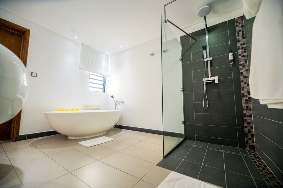 Suite | Bathroom | Shower, towels