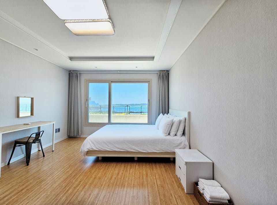 Family Room, Terrace, Ocean View (82 sqm.) | Free WiFi