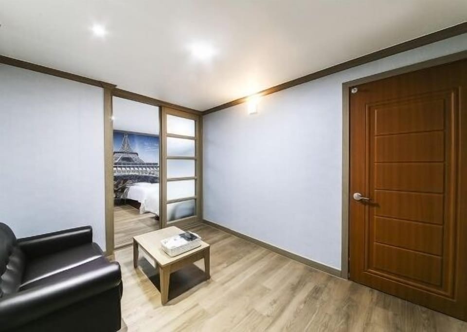 Triple Room | Living room | 40-inch TV with digital channels, heated floors