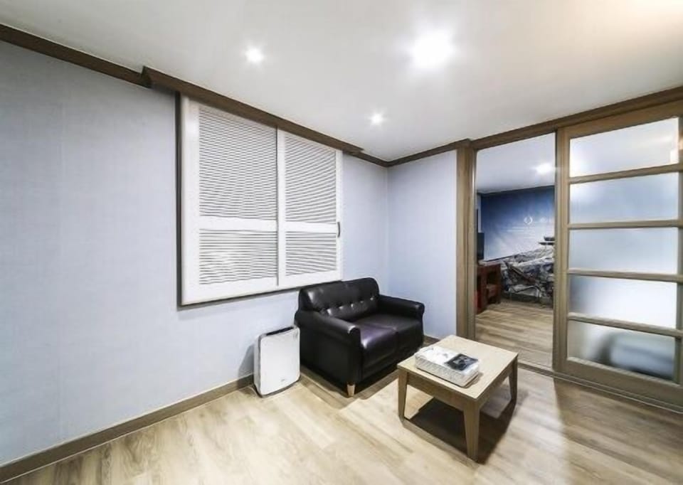 Triple Room | Living room | 40-inch TV with digital channels, heated floors