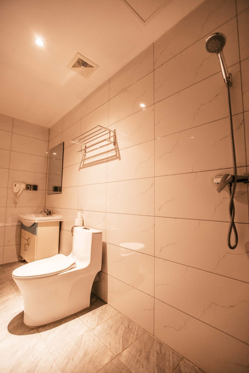Basic Shared Dormitory | Bathroom | Shower, rainfall showerhead, hair dryer, slippers