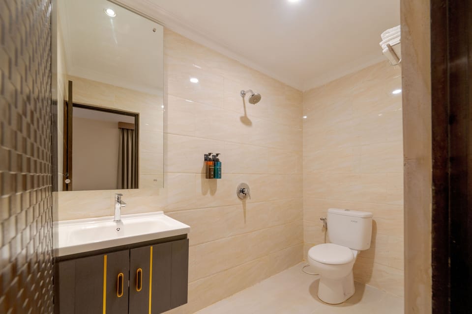 Deluxe King | Bathroom | Shower, free toiletries, hair dryer (on request), bidet