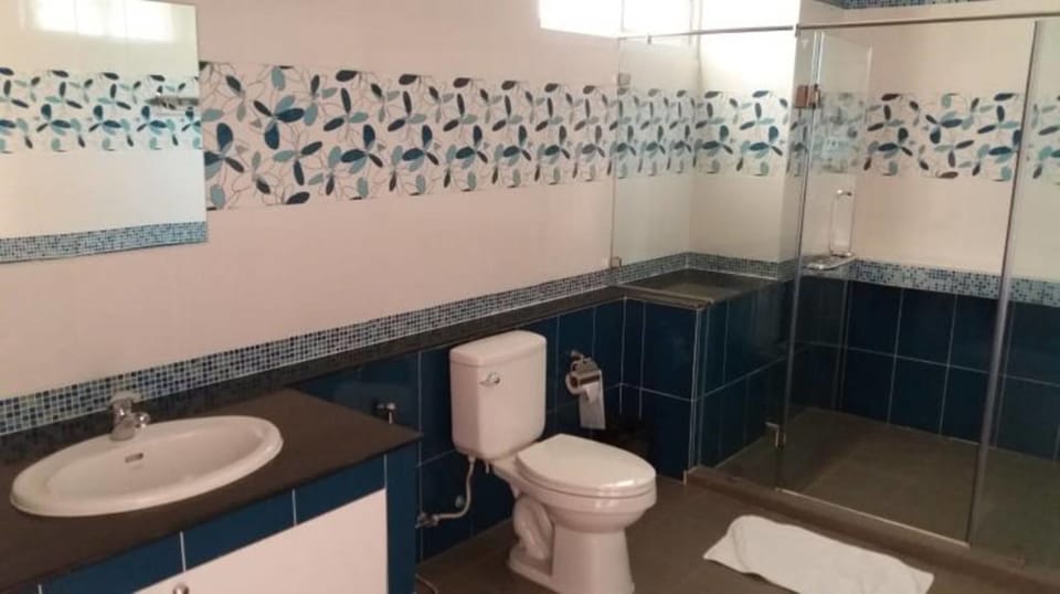 Standard Room | Bathroom | Shower, free toiletries, hair dryer, towels