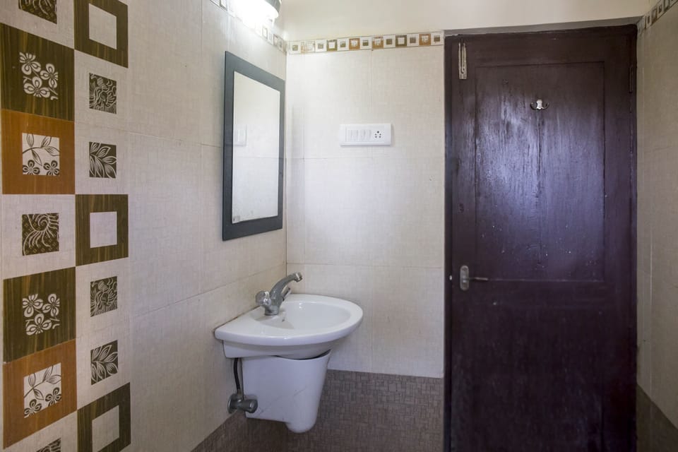 Standard Double or Twin Room | Bathroom | Free toiletries, towels