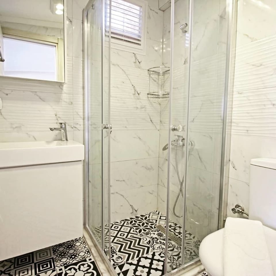 Deluxe Double Room, Sea View, Sea Facing | Bathroom | Shower, free toiletries, hair dryer, slippers