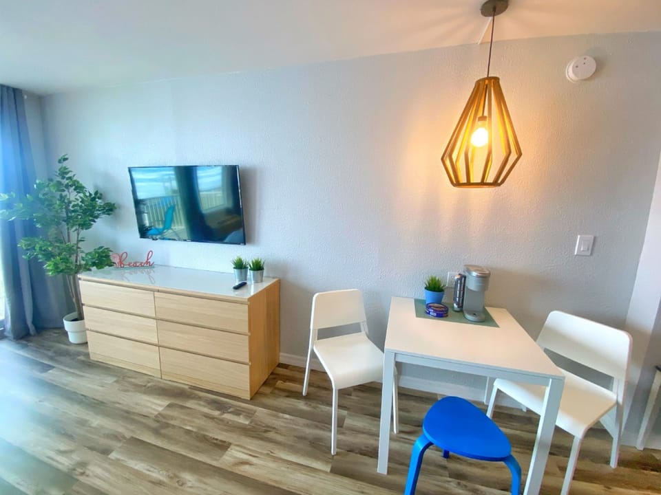 Panoramic Studio, 1 King Bed with Sofa bed, Ocean View | In-room dining