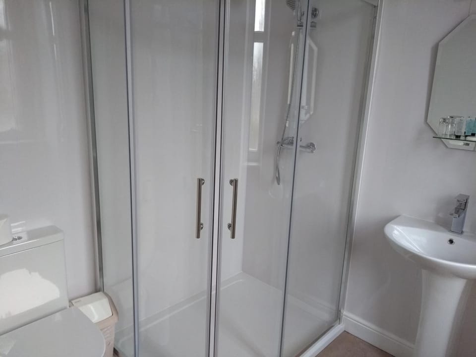 Combined shower/tub, designer toiletries, towels
