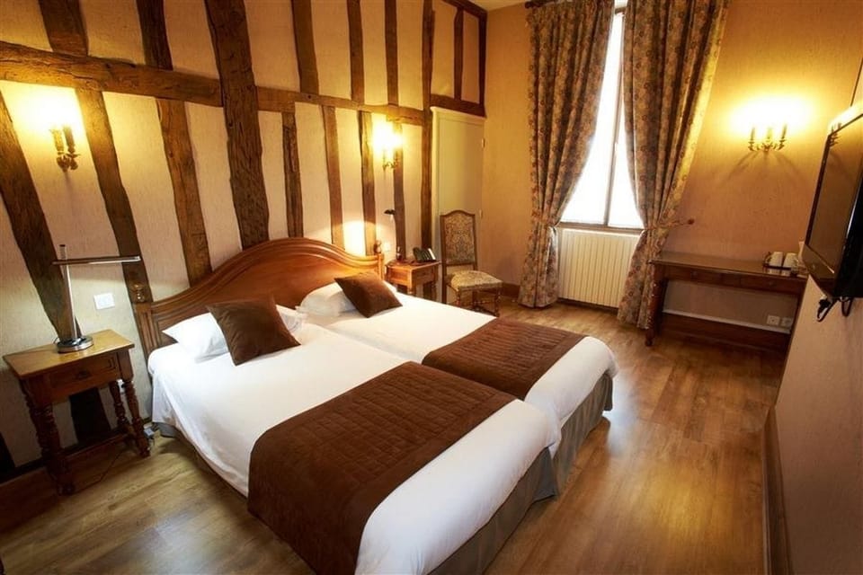 In-room safe, desk, soundproofing, free WiFi