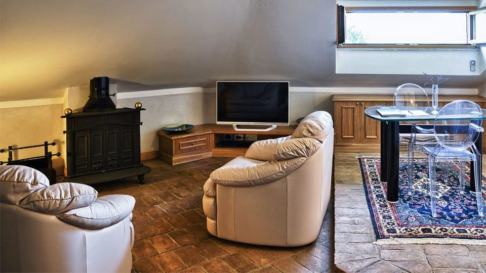Classic Suite | Living area | Flat-screen TV