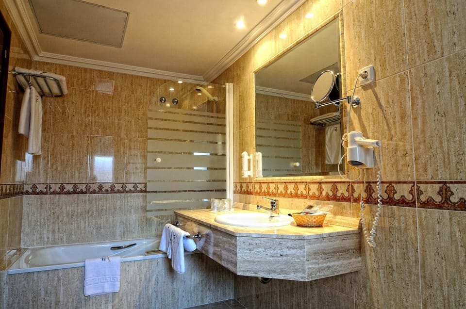 Deep soaking tub, free toiletries, hair dryer, towels