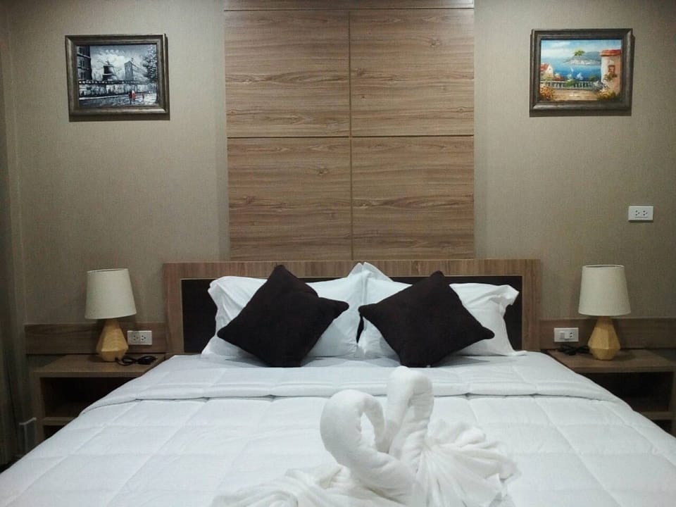 Standard Room | Desk, blackout drapes, WiFi (free)