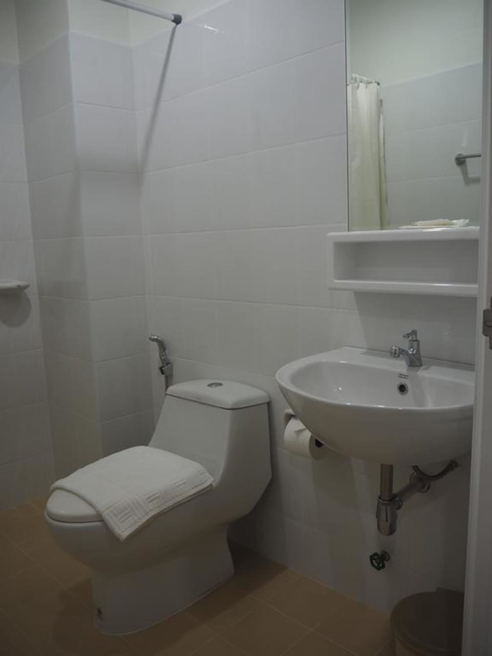 Standard Room | Bathroom | Shower, free toiletries, towels