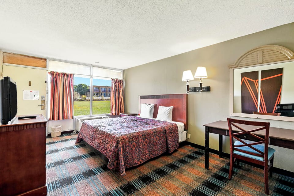 Room, 1 King Bed, Non Smoking | Desk, high-speed internet, bed sheets