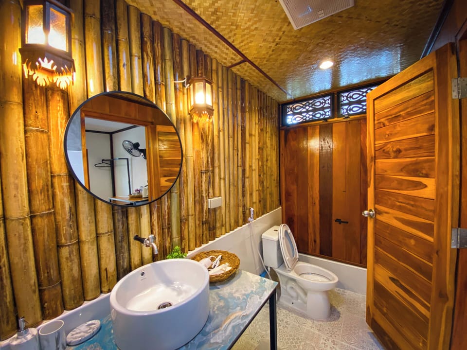 Grand Deluxe Bungalow | Bathroom | Shower, towels, toilet paper