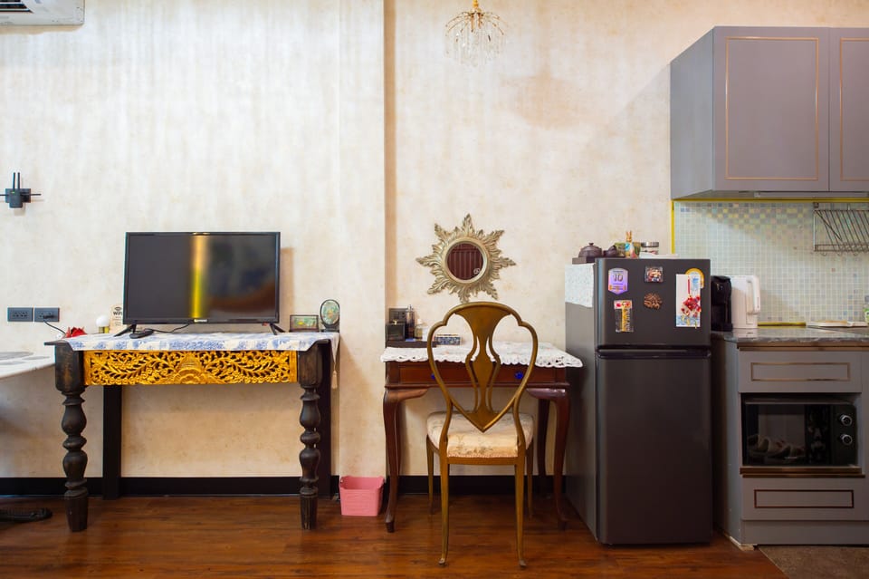 Design Room | Minibar (free items), in-room safe, desk, laptop workspace