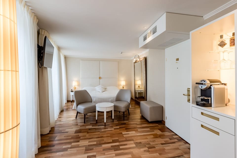 Hypo-allergenic bedding, minibar, in-room safe, desk