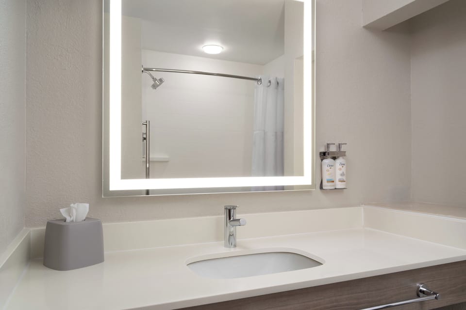 Combined shower/tub, hair dryer, towels