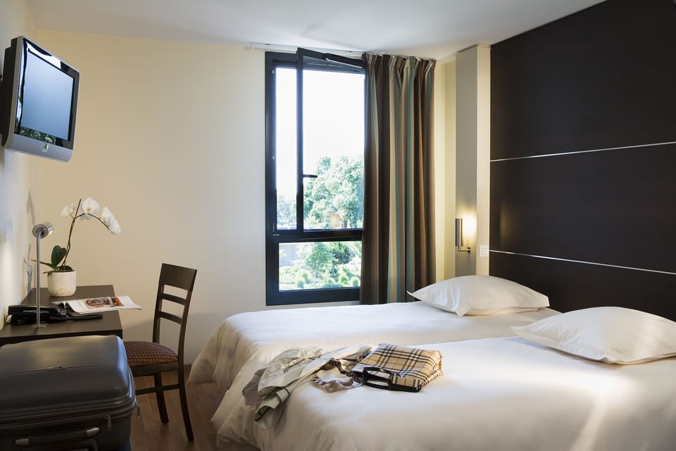 Comfort Twin Room | In-room safe, desk, soundproofing, iron/ironing board
