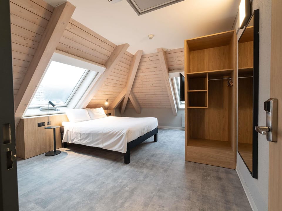 Desk, blackout drapes, iron/ironing board, free cribs/infant beds