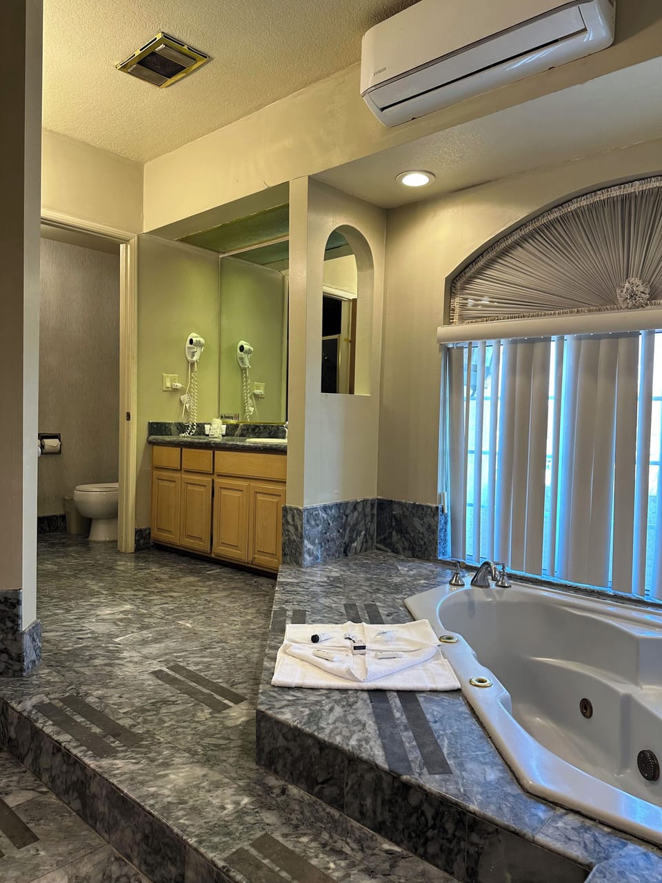 Jacuzzi Suite | Bathroom | Free toiletries, hair dryer, towels, soap