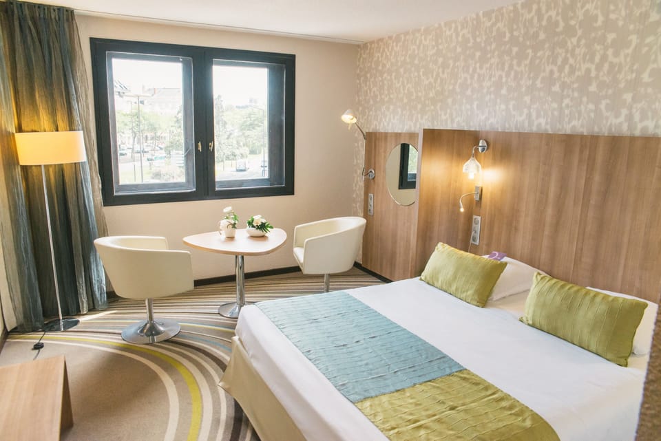 Classic Room, 1 Double Bed | Premium bedding, minibar, desk, blackout drapes