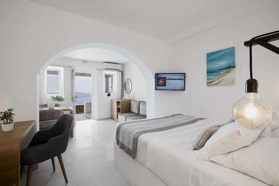 Double room with caldera view | Premium bedding, minibar, in-room safe, individually decorated