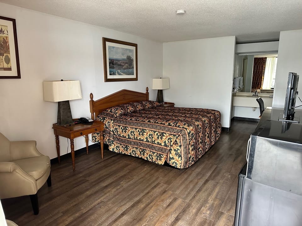 Standard Room, 1 King Bed | In-room safe, desk, iron/ironing board, free WiFi