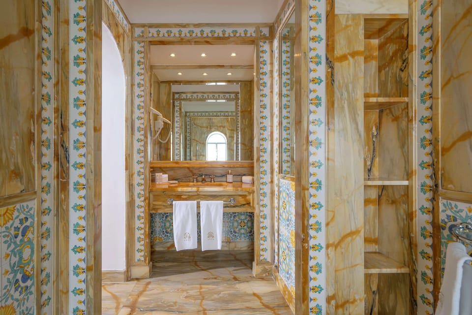 Deluxe Suite | Bathroom | Shower, eco-friendly toiletries, hair dryer, bathrobes