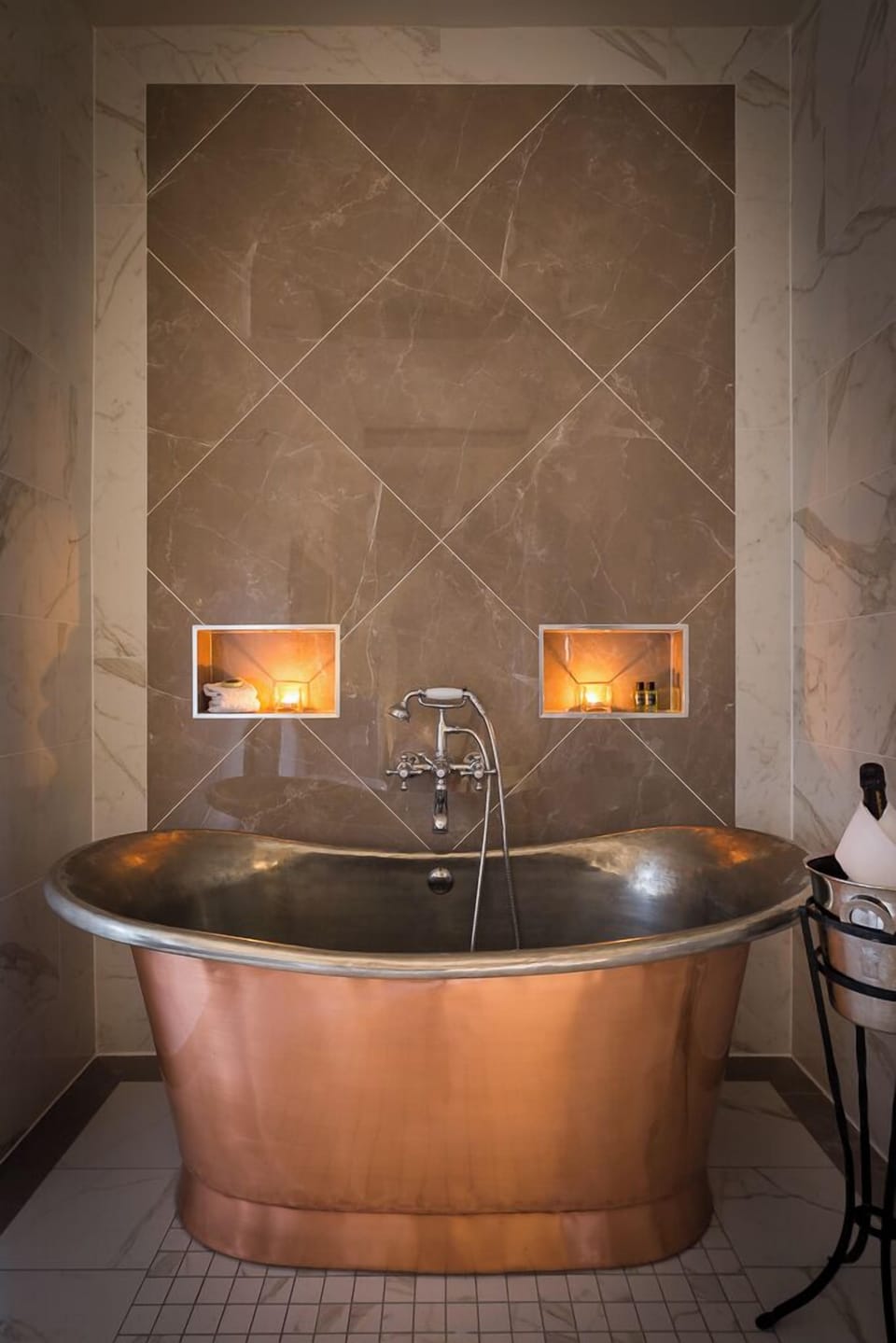 Suite | Bathroom | Combined shower/tub, free toiletries, hair dryer, towels