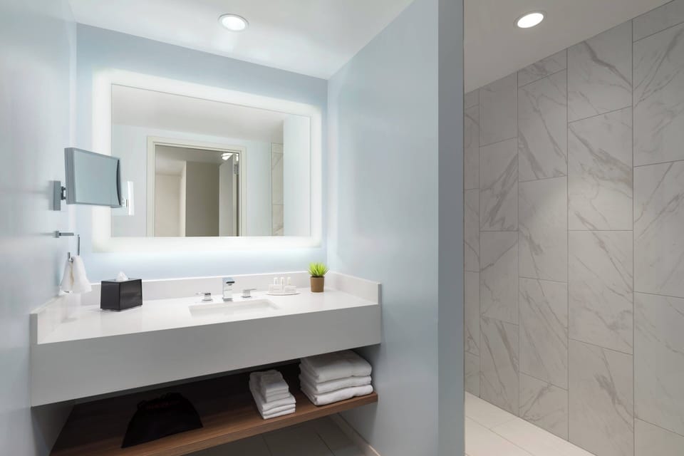 Combined shower/tub, designer toiletries, hair dryer, towels
