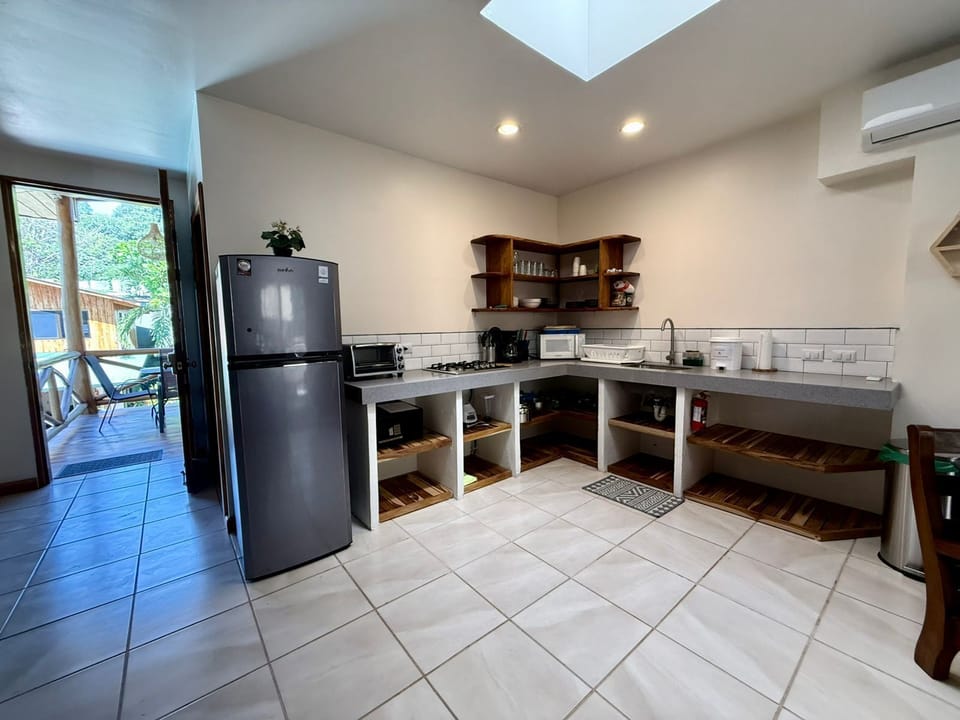 Full-size fridge, microwave, oven, stovetop