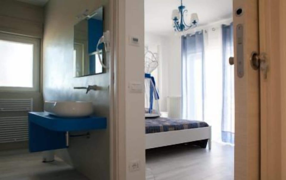 1 bedroom, premium bedding, desk, soundproofing