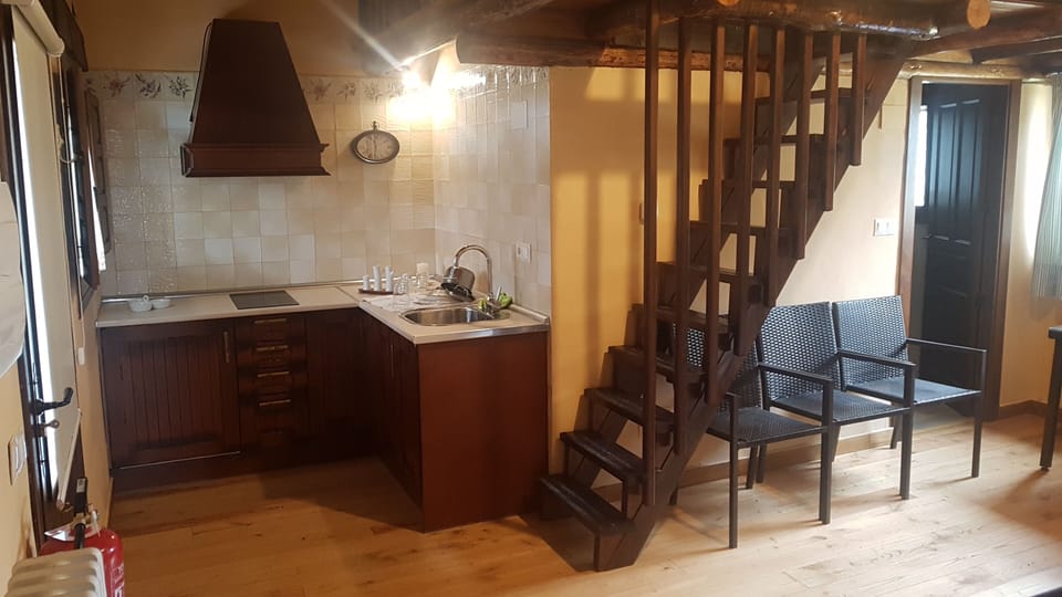 Triple Room | Individually decorated, individually furnished, desk, laptop workspace