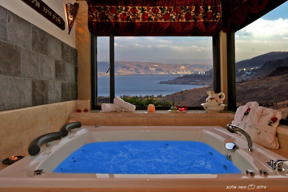 Deluxe Studio Suite | Jetted tub