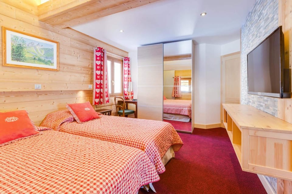 Junior Suite, Mountain View | 1 bedroom, in-room safe, desk, blackout drapes
