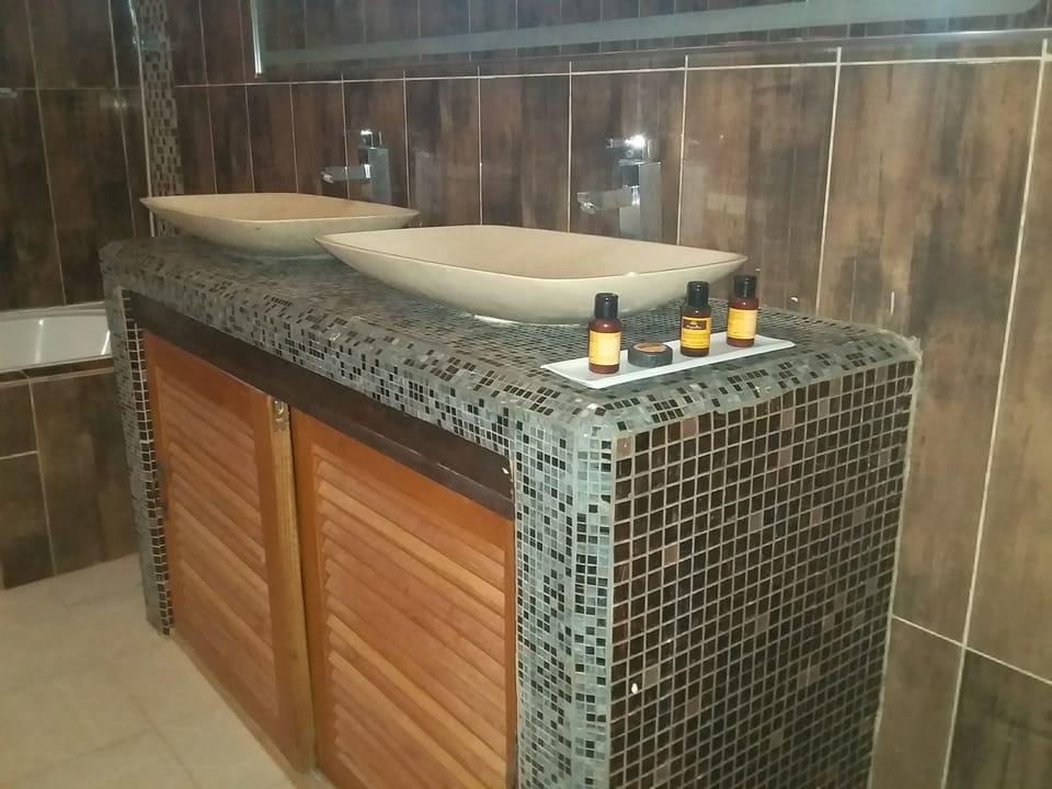 Suite, 1 Bedroom | Bathroom | Free toiletries, hair dryer, towels