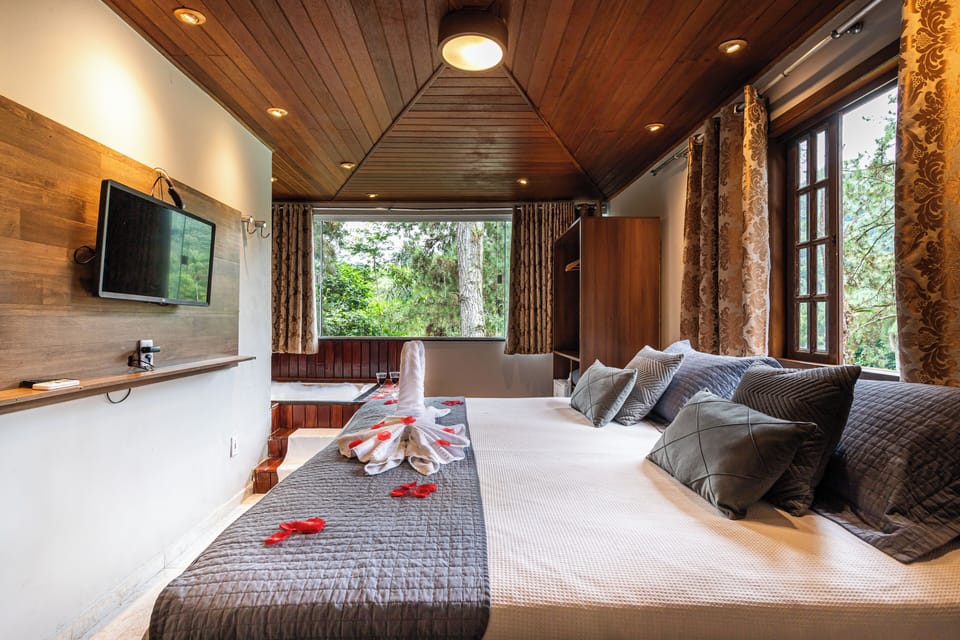 Luxury Room, 1 Bedroom | Minibar, free WiFi, bed sheets