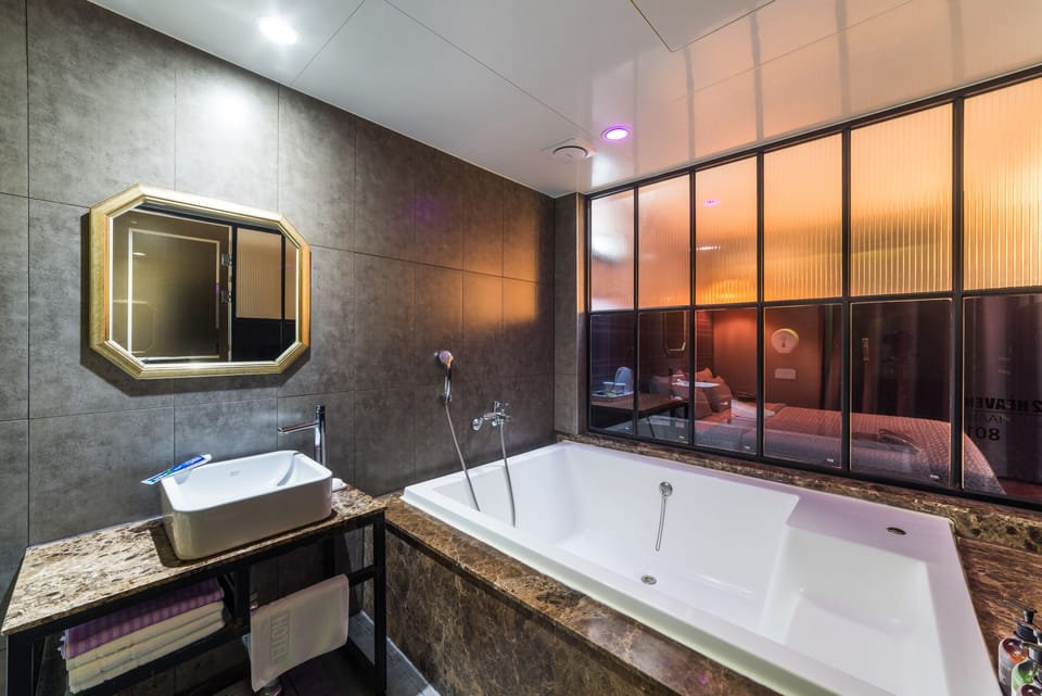 Deluxe Room, 1 King Bed | Premium bedding, individually decorated, individually furnished, desk