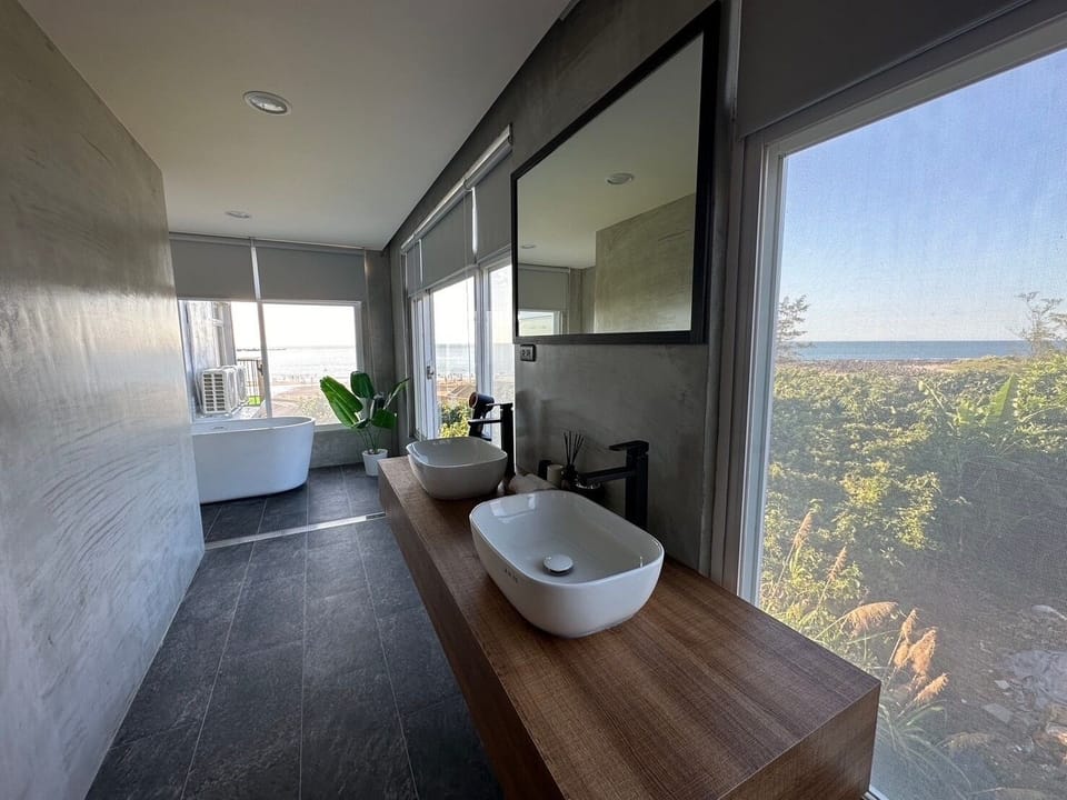 Executive Suite | Bathroom | Shower, rainfall showerhead, free toiletries, hair dryer