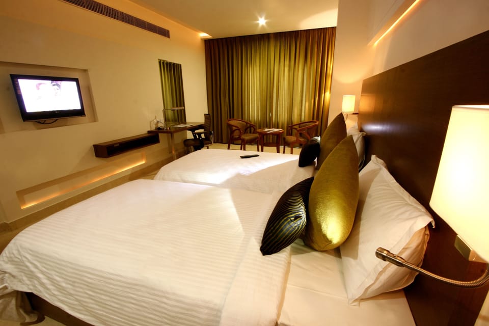 Deluxe Room, 2 Twin Beds | 1 bedroom, minibar, in-room safe, desk