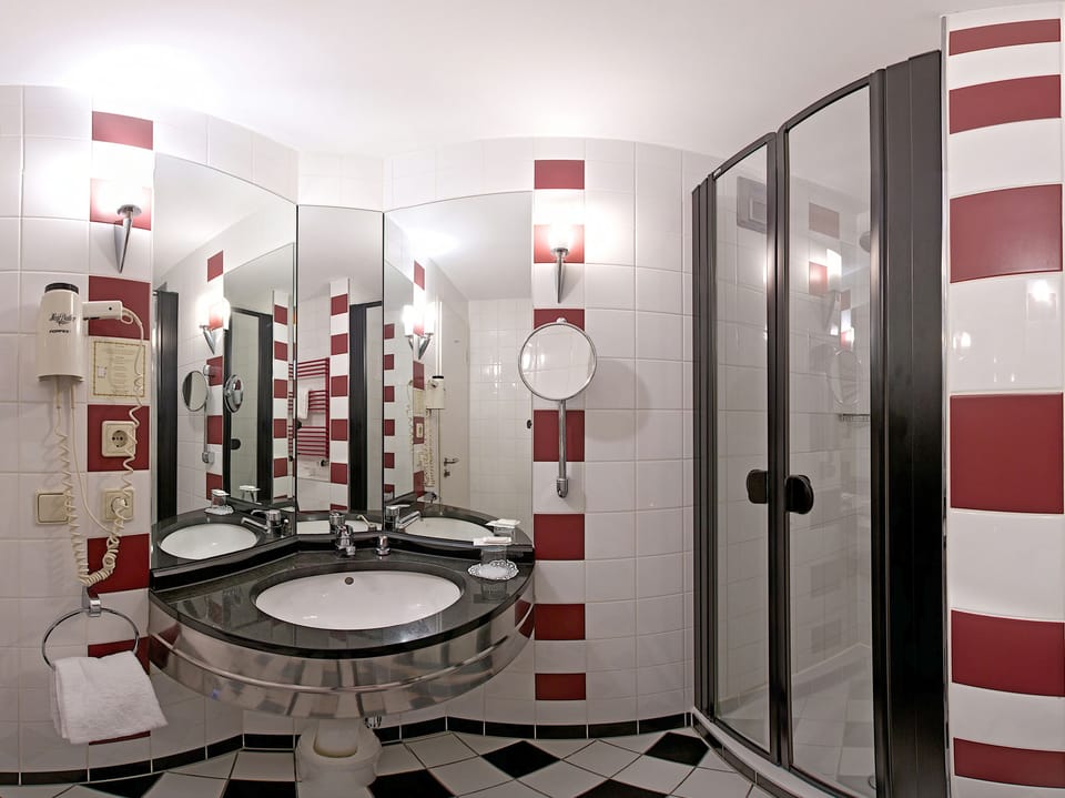 Deep soaking tub, free toiletries, towels