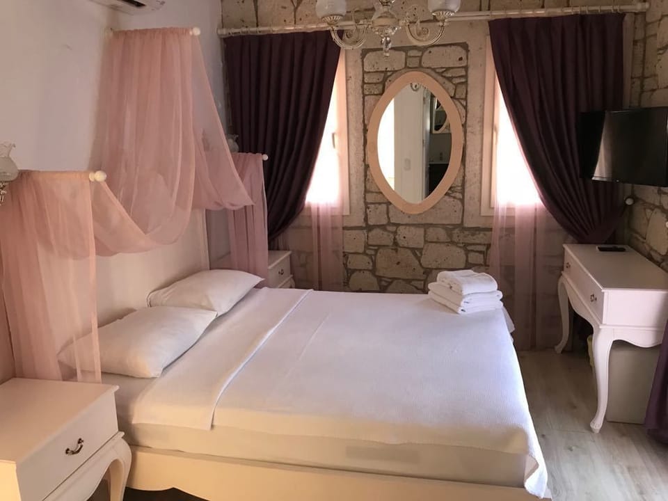 Double Room | Desk, free WiFi, bed sheets