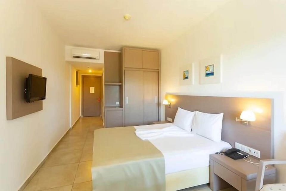 Comfort Room, 1 Double or 2 Twin Beds | Minibar, in-room safe, soundproofing, bed sheets