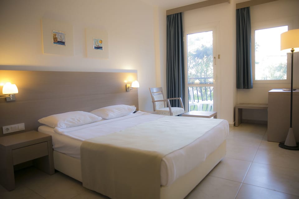 Minibar, in-room safe, soundproofing, bed sheets