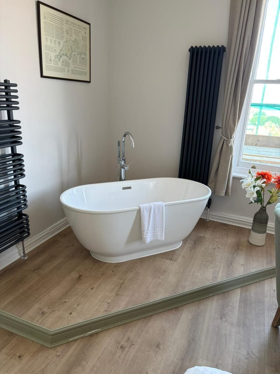 Exclusive Studio Suite | Bathroom | Combined shower/tub, free toiletries, hair dryer, towels