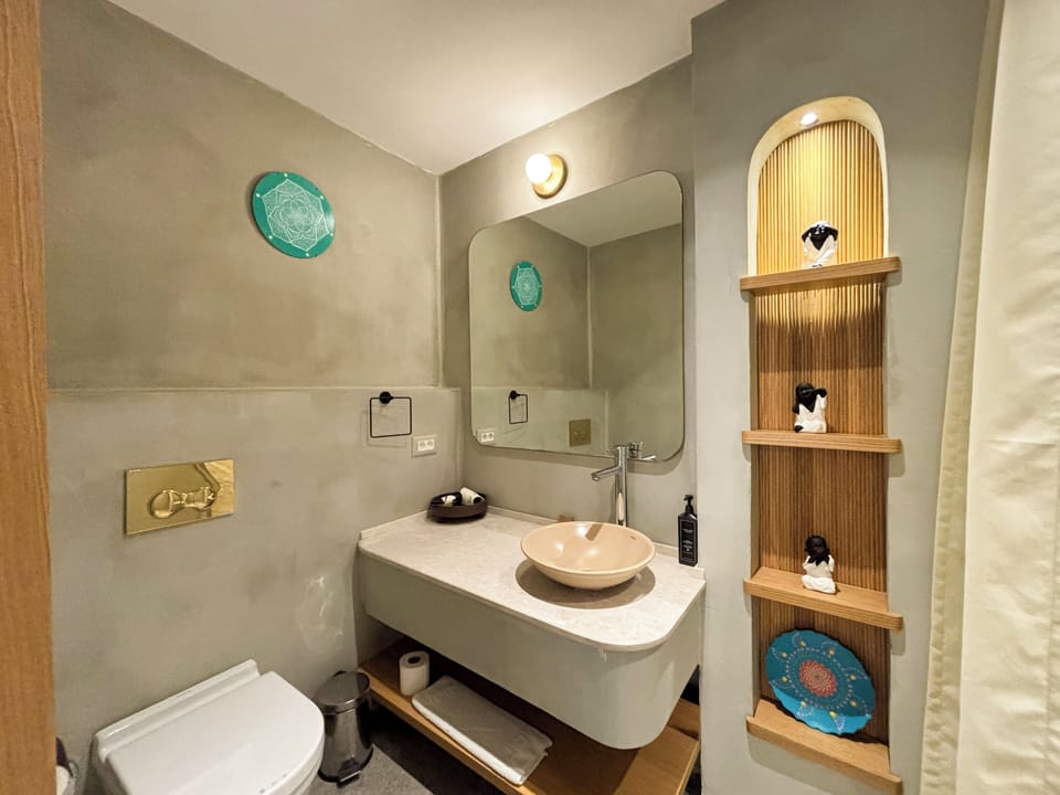 Comfort Triple Room | Bathroom | Free toiletries, hair dryer, bathrobes, slippers