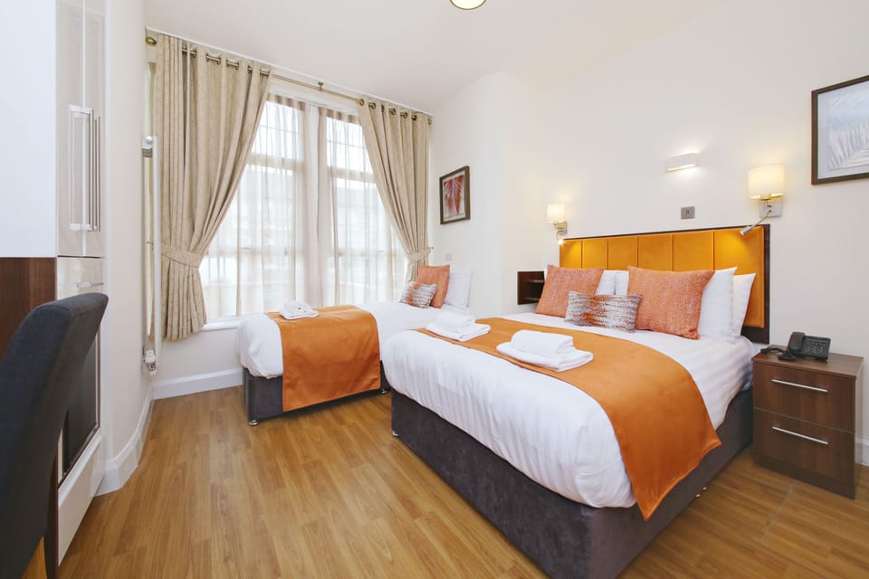 Classic Triple Room, Ensuite | In-room safe, desk, blackout drapes, rollaway beds