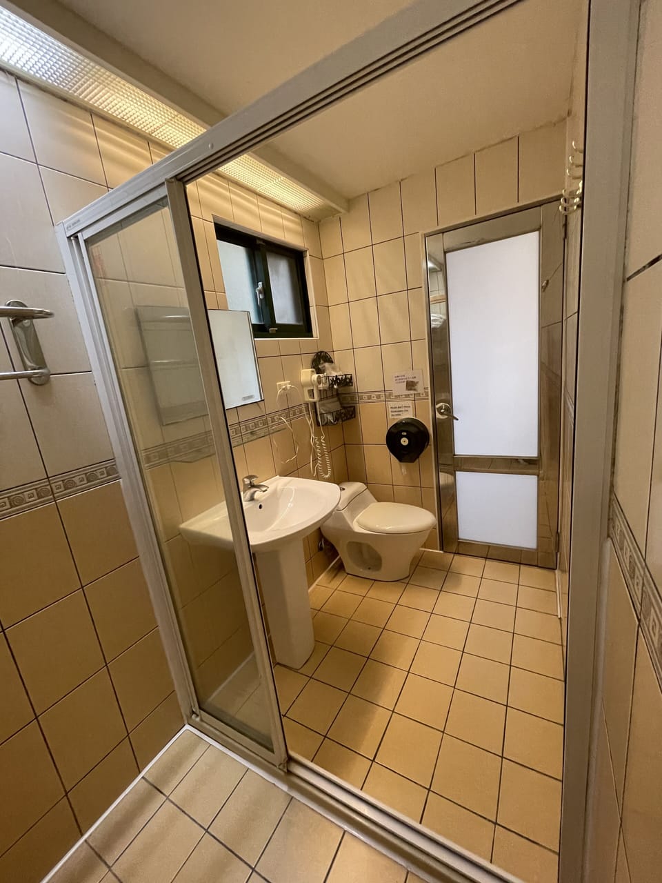 Standard Quadruple Room | Bathroom | Separate tub and shower, free toiletries, hair dryer, towels